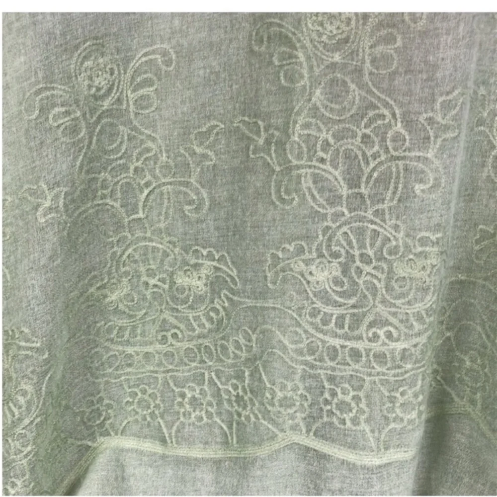 3/$15 ❤️  Time & Tru light green embroidered kimono wrap coverup s/m runs big